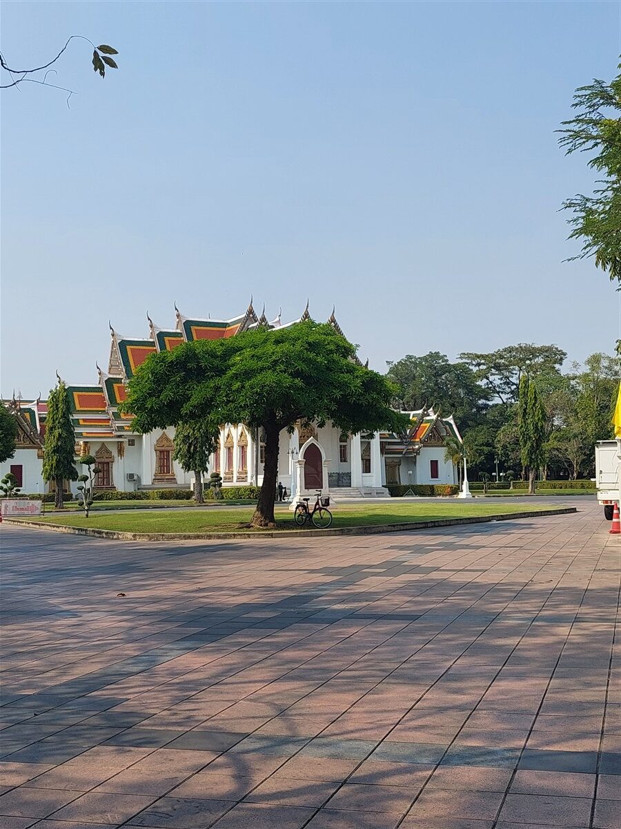 Paying Respect at Wat Phra Sri Mahathat Wora Maha Wiharn - Thai Temple in Bangkok (Jan'26) 3
