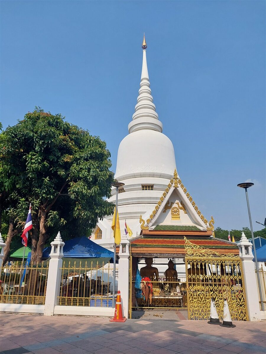 Paying Respect at Wat Phra Sri Mahathat Wora Maha Wiharn - Thai Temple in Bangkok (Jan'26) 2