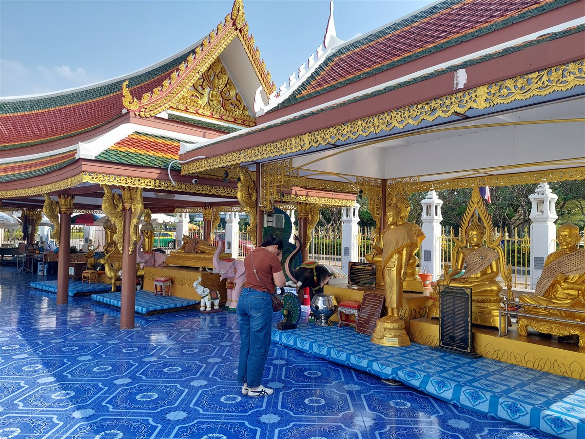 Paying Respect at Wat Phra Sri Mahathat Wora Maha Wiharn - Thai Temple in Bangkok (Jan'26) 3