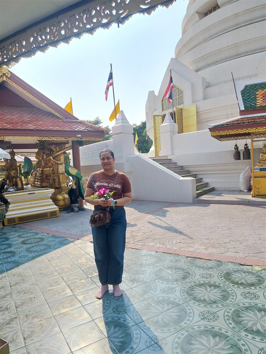 Paying Respect at Wat Phra Sri Mahathat Wora Maha Wiharn - Thai Temple in Bangkok (Jan'26) 4