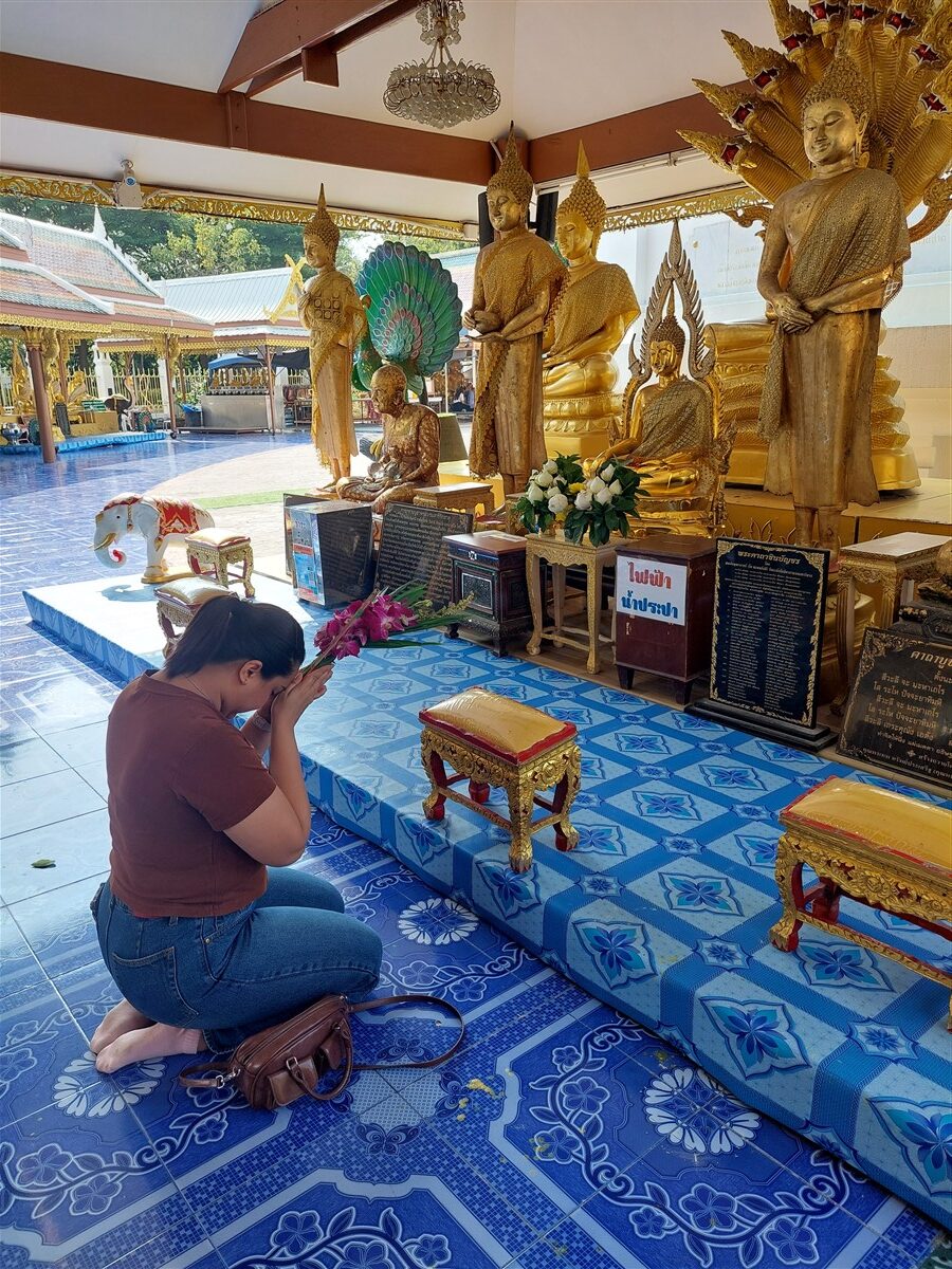 Paying Respect at Wat Phra Sri Mahathat Wora Maha Wiharn - Thai Temple in Bangkok (Jan'26) 5