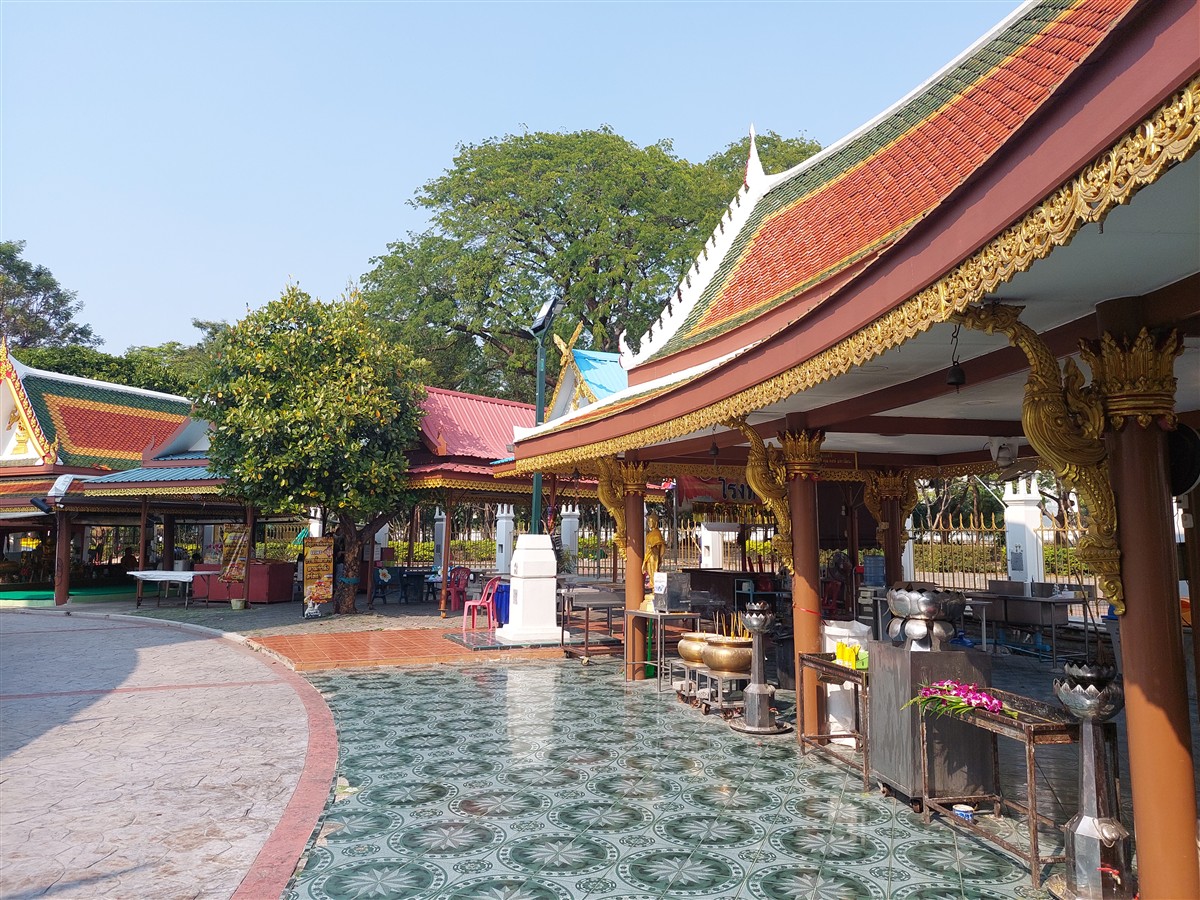 Paying Respect at Wat Phra Sri Mahathat Wora Maha Wiharn - Thai Temple in Bangkok (Jan'26) 6