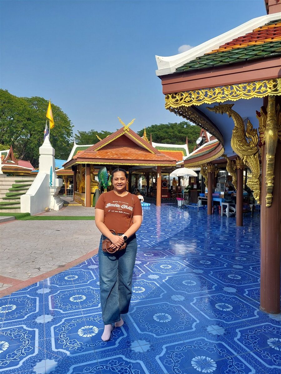Paying Respect at Wat Phra Sri Mahathat Wora Maha Wiharn - Thai Temple in Bangkok (Jan'26) 8