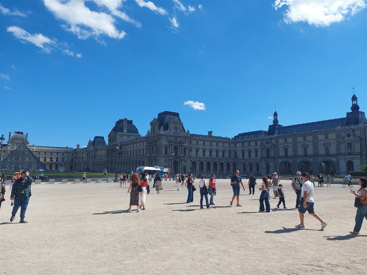 Day 3 - Paris Arc de Triomphe, Champs-Élysées & An Afternoon at the Louvre Museum : France (Sep'26) 24