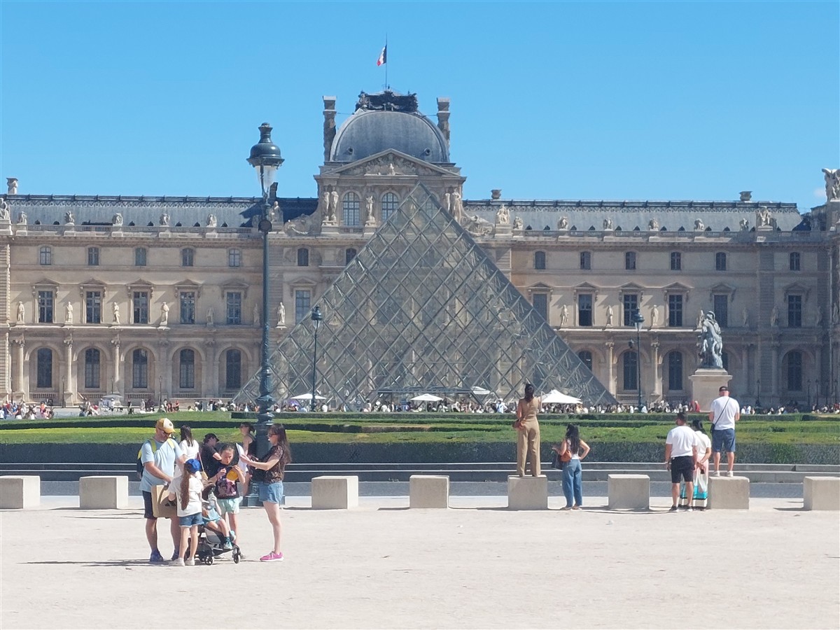 Day 3 - Paris Arc de Triomphe, Champs-Élysées & An Afternoon at the Louvre Museum : France (Sep'26) 25