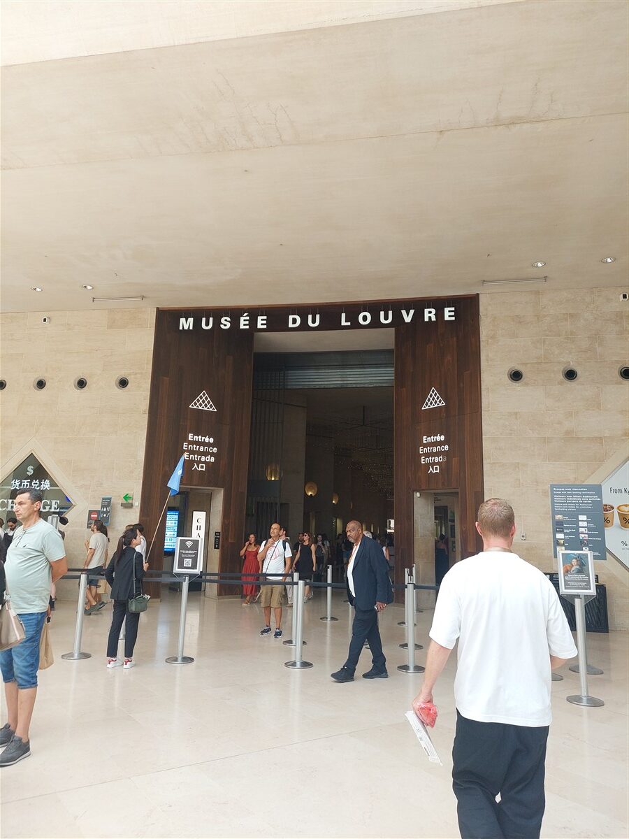 Day 3 - Paris Arc de Triomphe, Champs-Élysées & An Afternoon at the Louvre Museum : France (Sep'26) 28