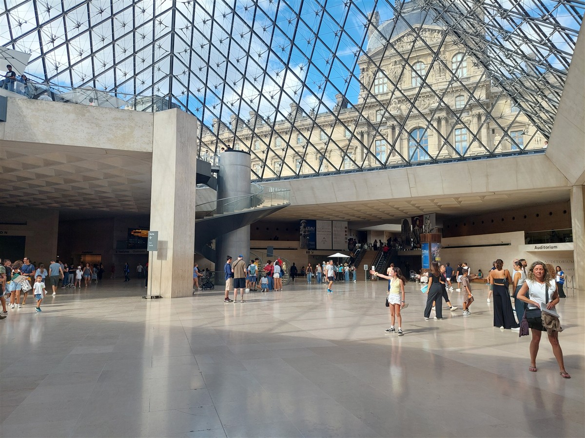 Day 3 - Paris Arc de Triomphe, Champs-Élysées & An Afternoon at the Louvre Museum : France (Sep'26) 29