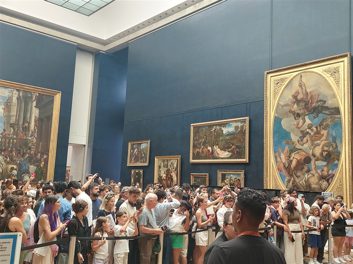 Day 3 - Paris Arc de Triomphe, Champs-Élysées & An Afternoon at the Louvre Museum : France (Sep'26) 21